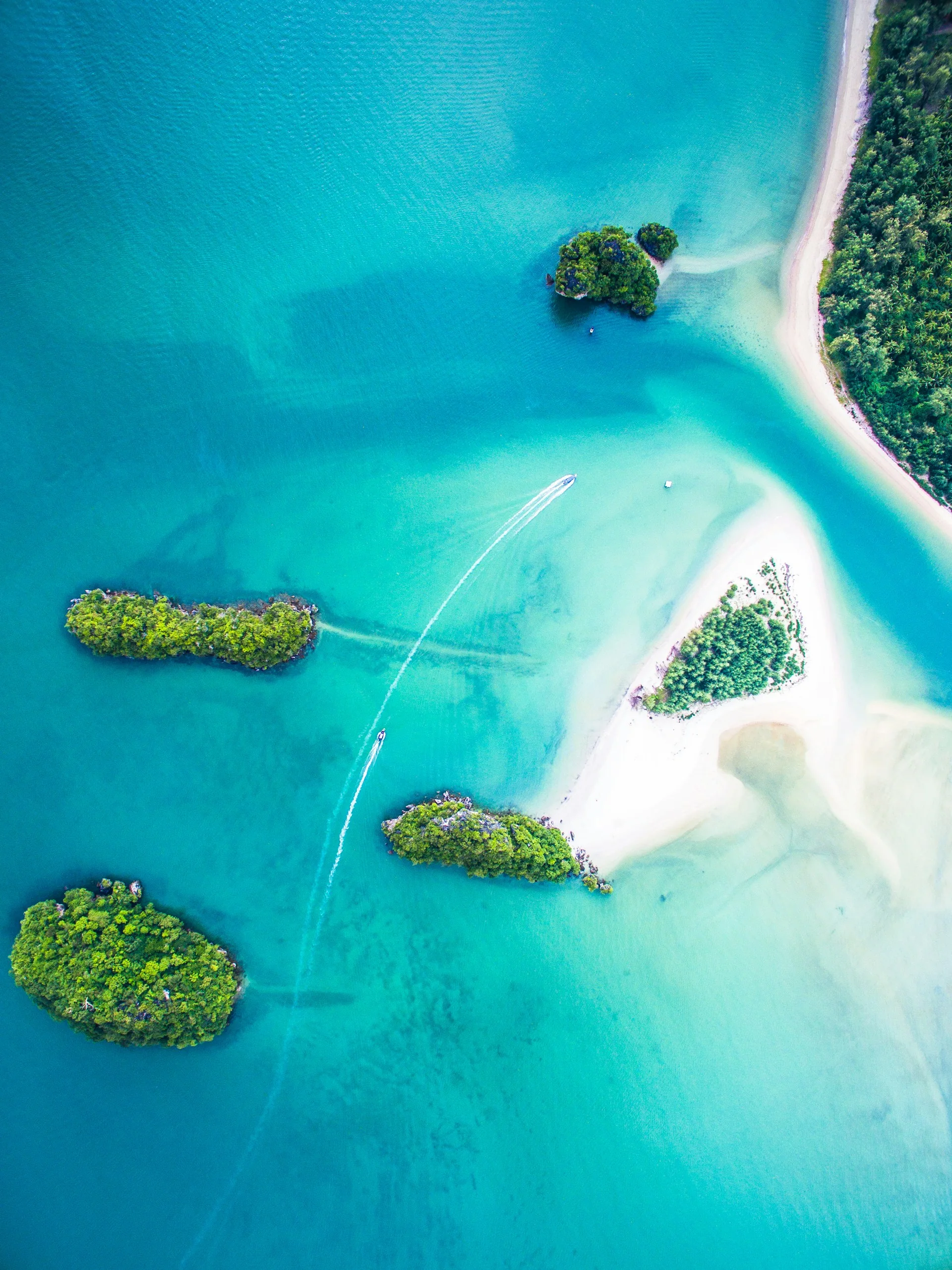 Boracay adasında beyaz kumsal ve turkuaz deniz