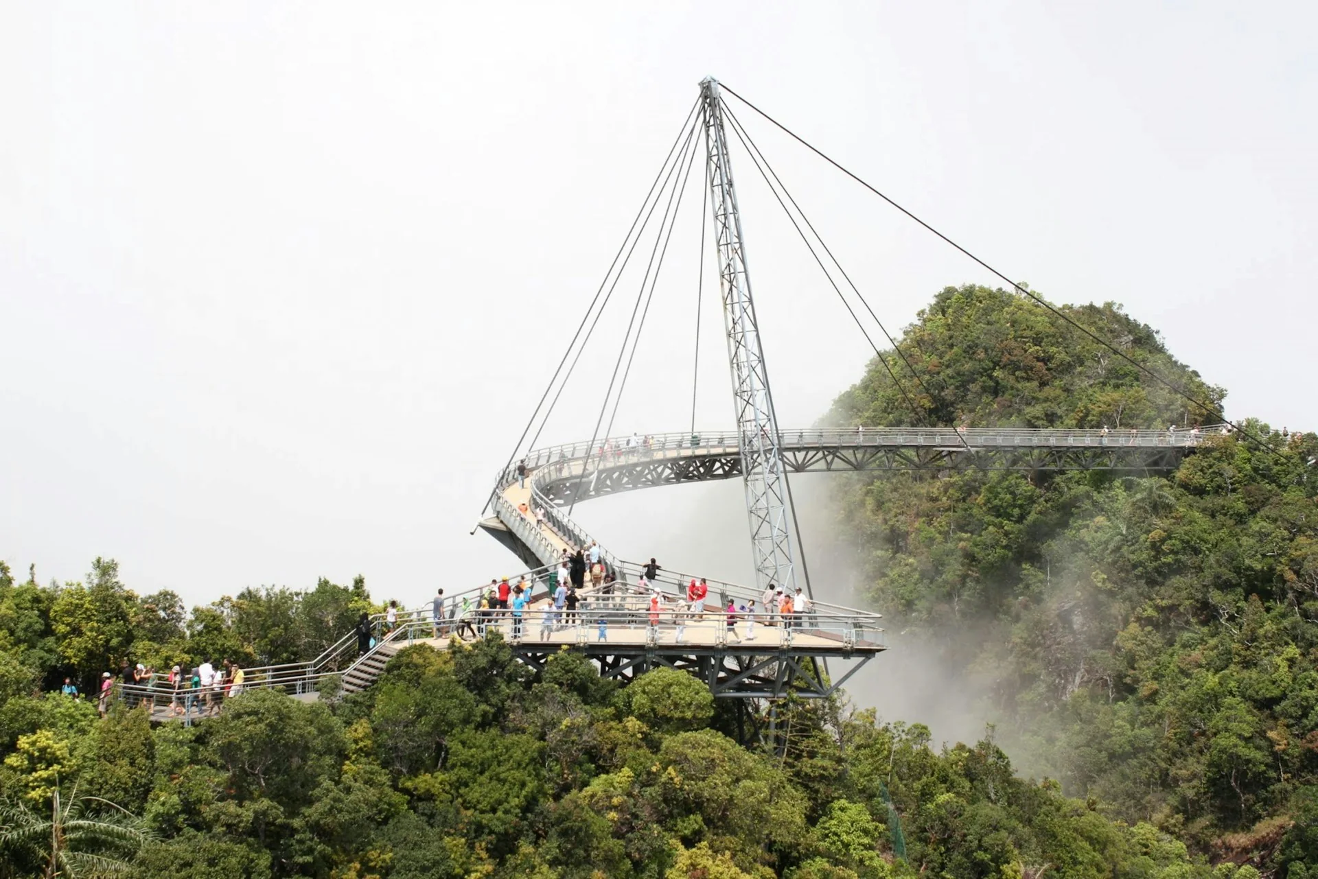 Langkawi Sky Bridge ve ormanlı tepeler