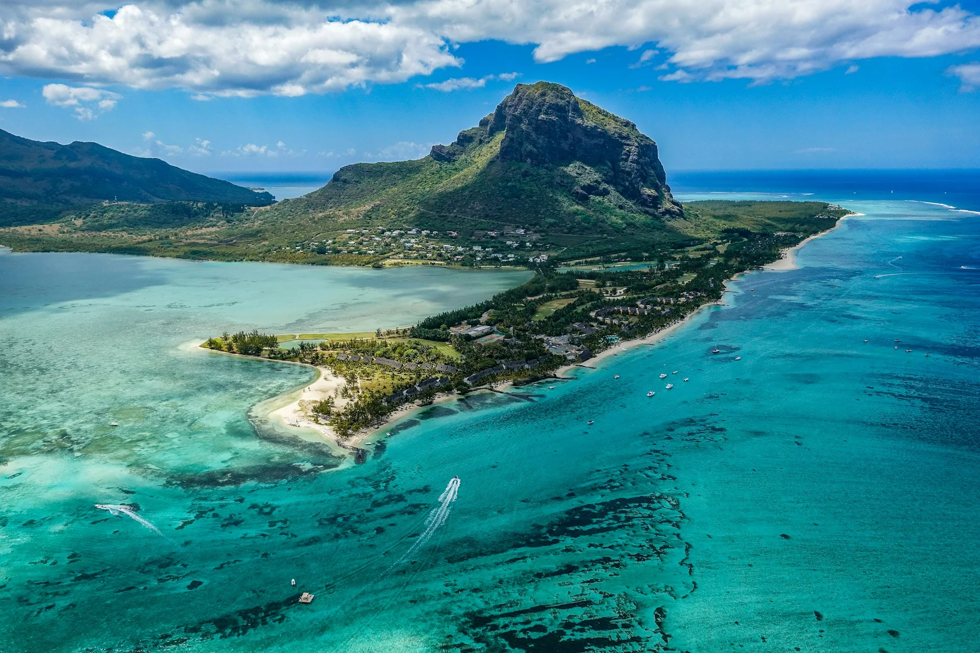 Mauritius adasında lagün ve sahil manzarası Mauritius adasında lagün ve sahil manzarası