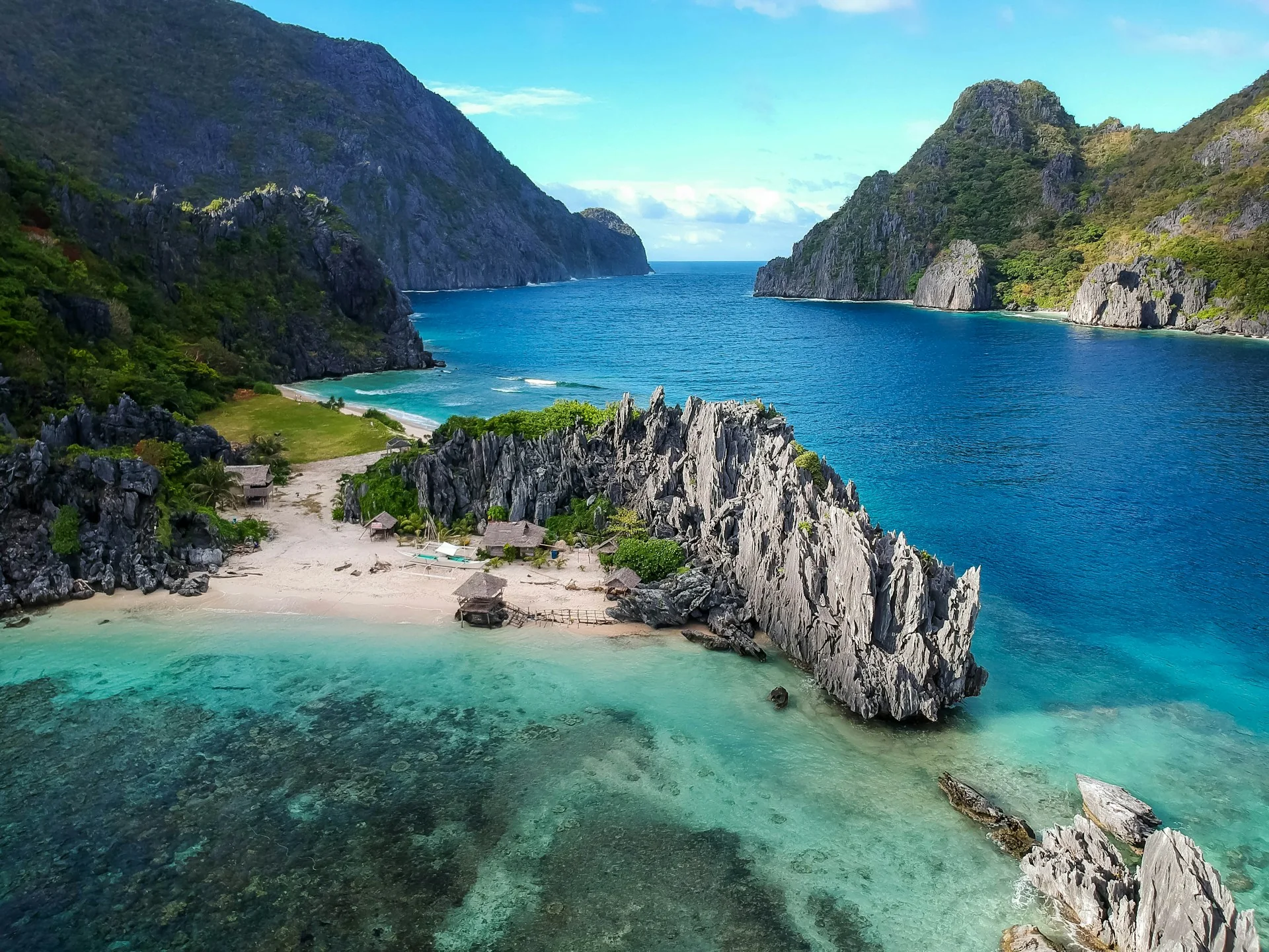 Palawan adalarında turkuaz lagün ve kayalık koy