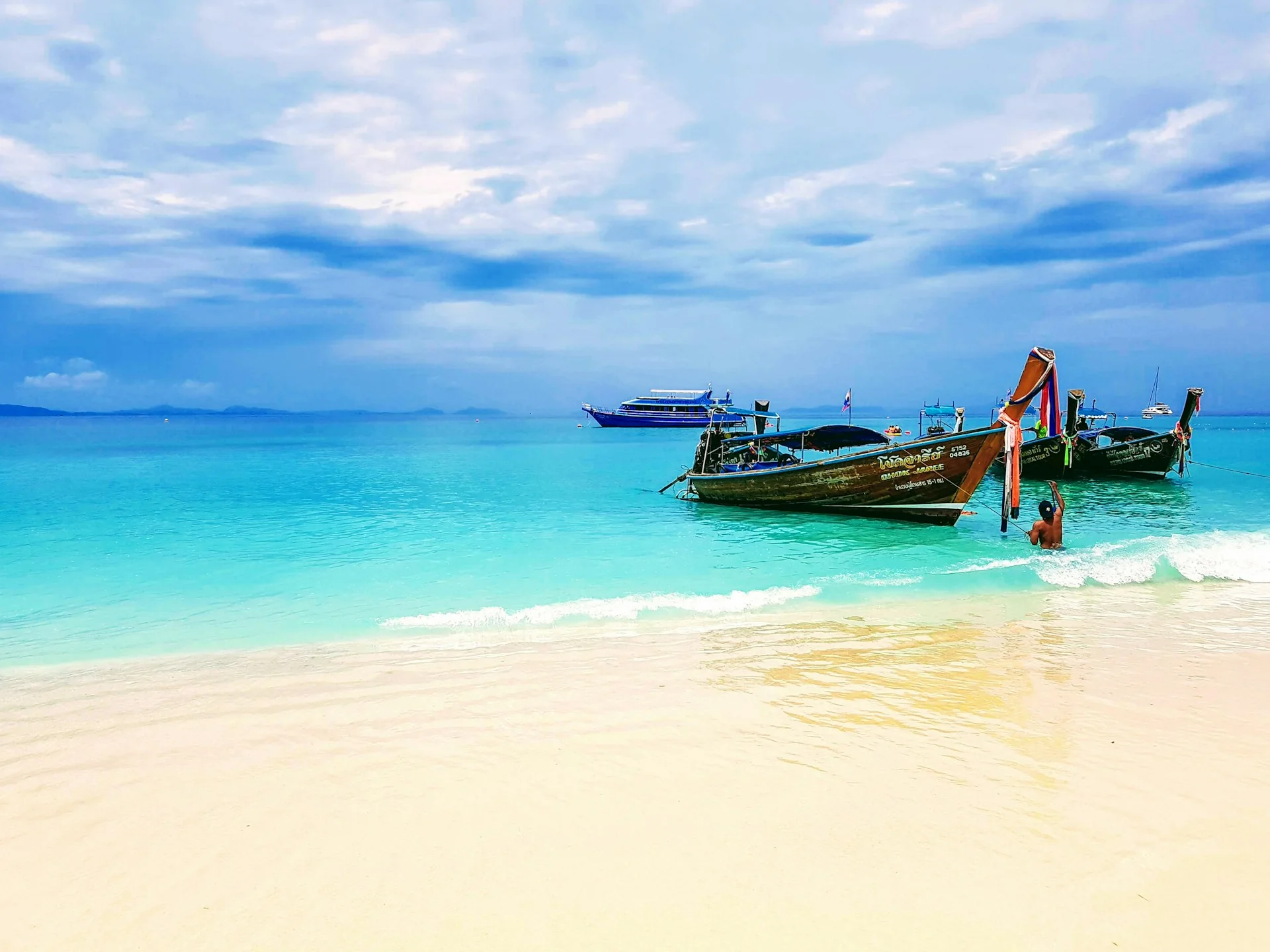 Phuket çevresinde turkuaz koy ve tekneler Phuket çevresinde turkuaz koy ve tekneler