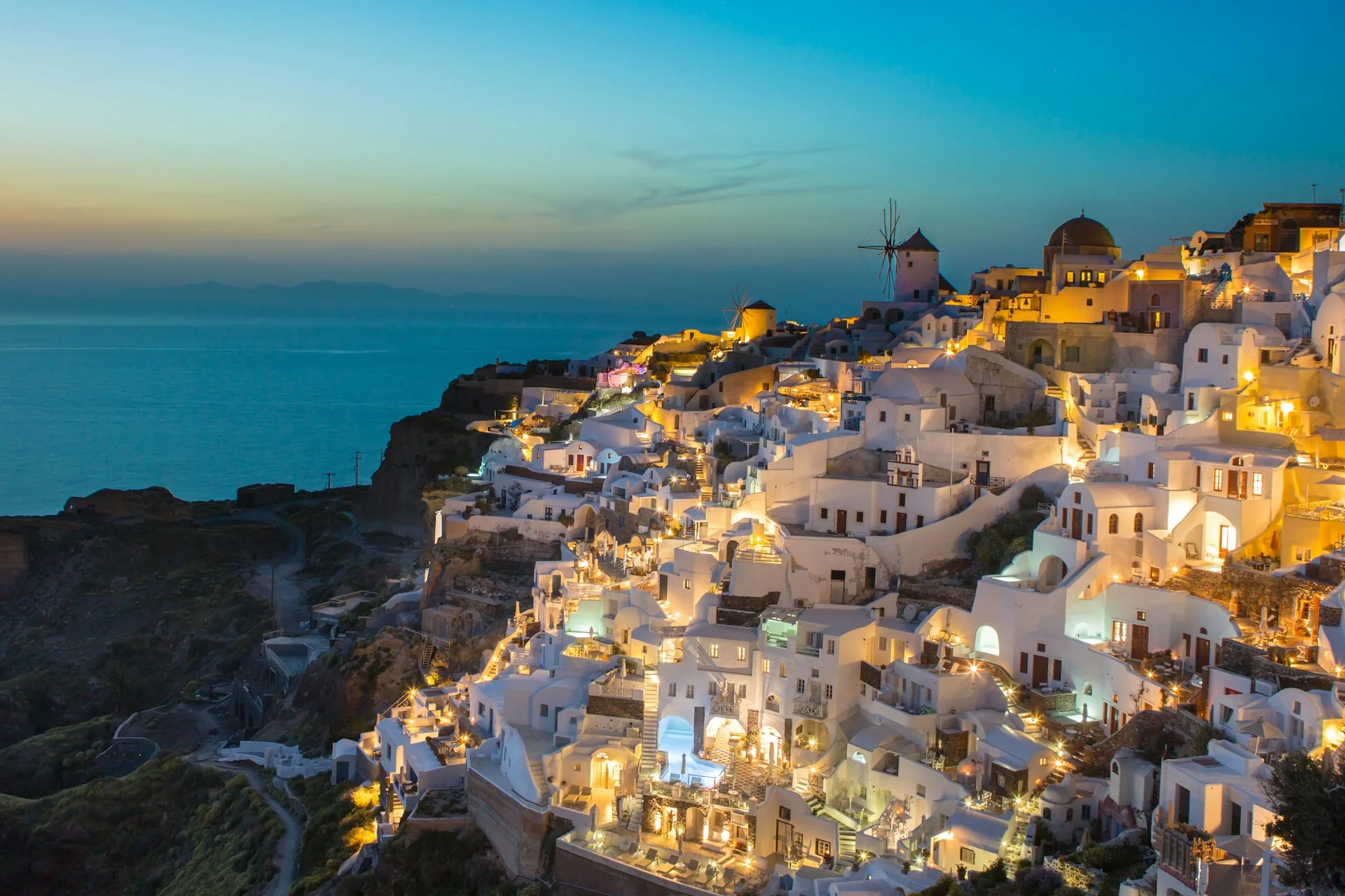 Santorini kalderası ve beyaz yapılar Santorini kalderası ve beyaz yapılar