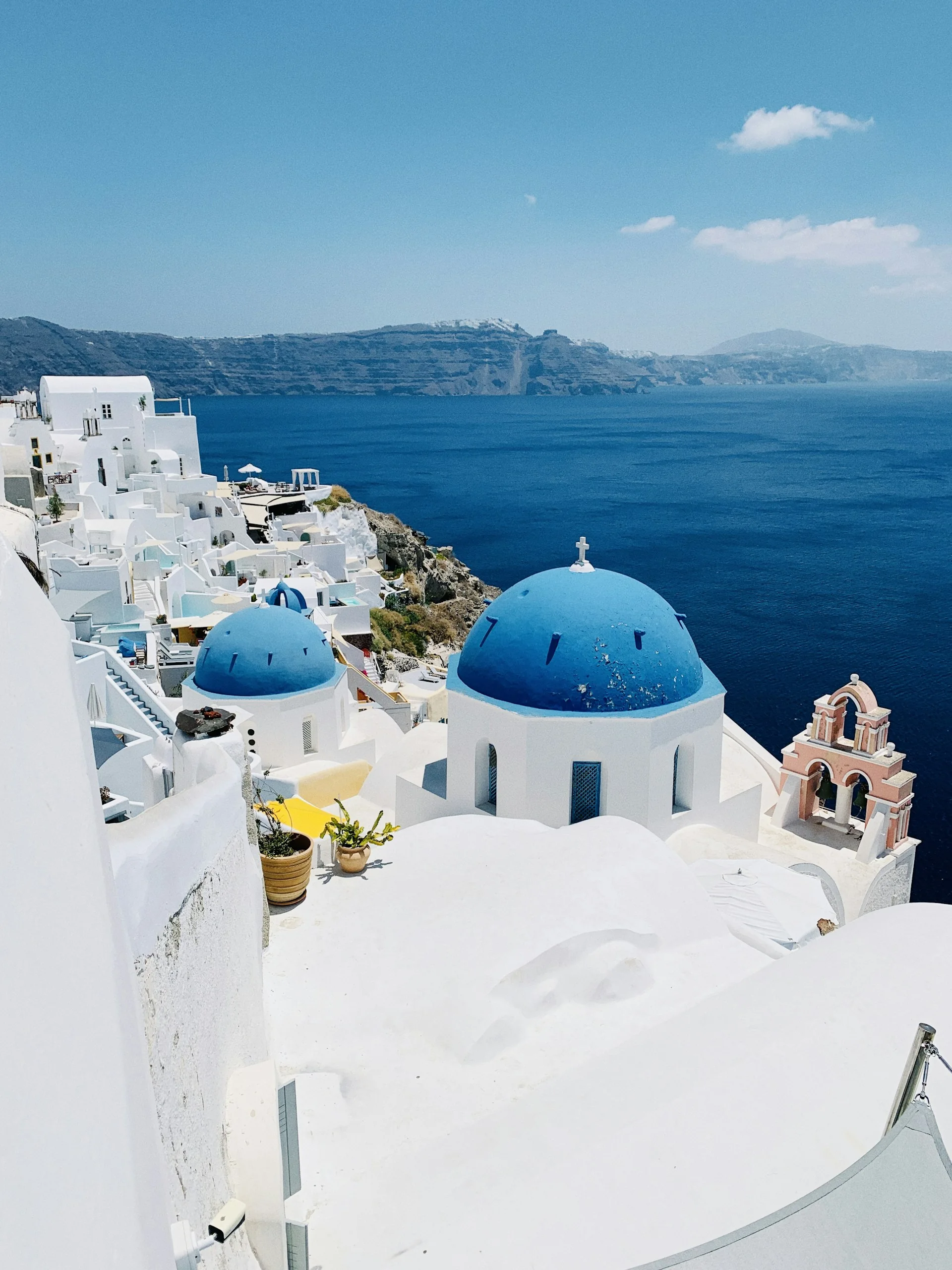Santorini adasında Oia ve Ege manzarası