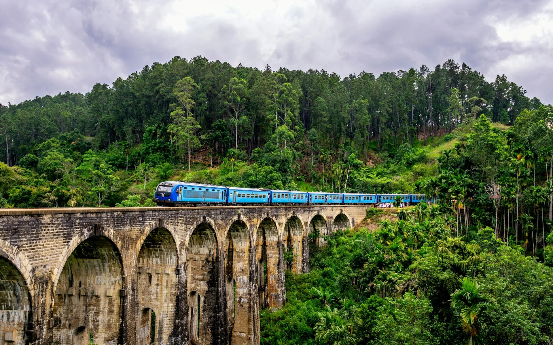 Sri Lanka adasında Nine Arch Bridge ve yeşil tepeler